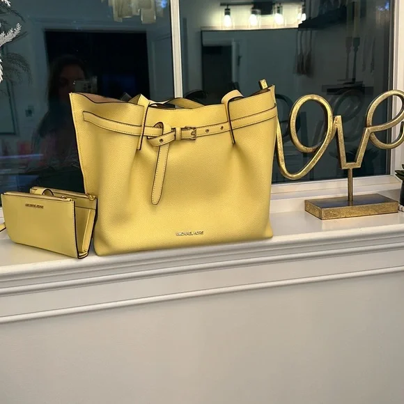 Michael Kors, handbag and wristlet - Picture 1 of 15